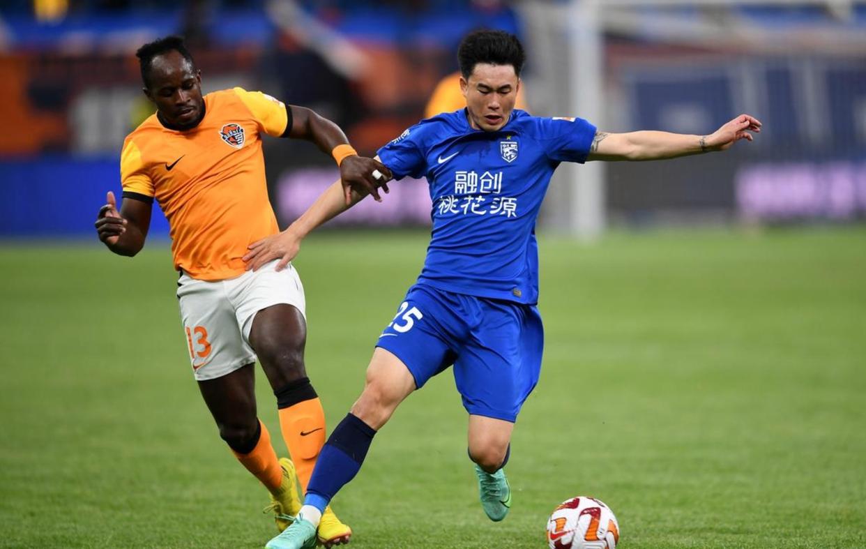 爱游戏官网-武汉三镇训练开放日，窗口期调整名单引欢呼，意甲在即，阵容厚度经受考验的简单介绍