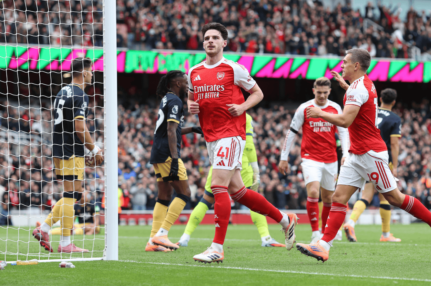 爱游戏-窗口期英超焦点战；法兰克福造点机会；媒体盛赞；更衣室氛围转暖的简单介绍